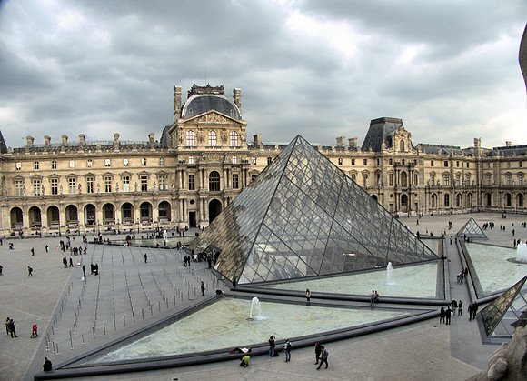 Louvre courtyard P1010025 -1