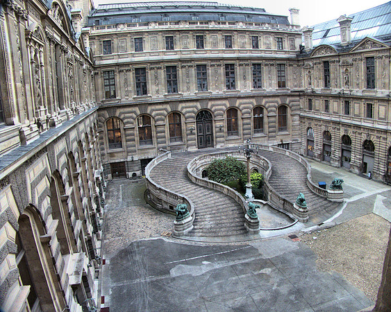 Louvre inner courtyard P1010037 -1