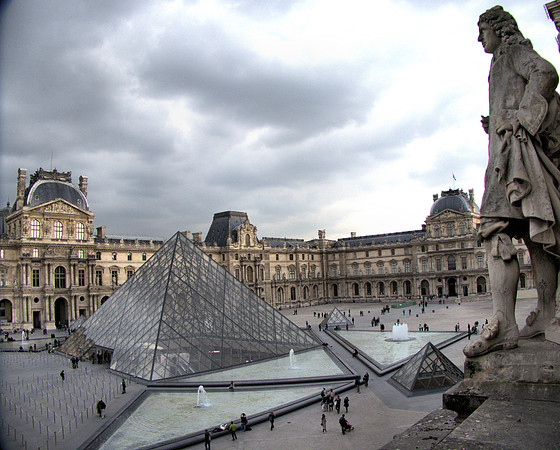 Louvre courtyard P1010027 -1